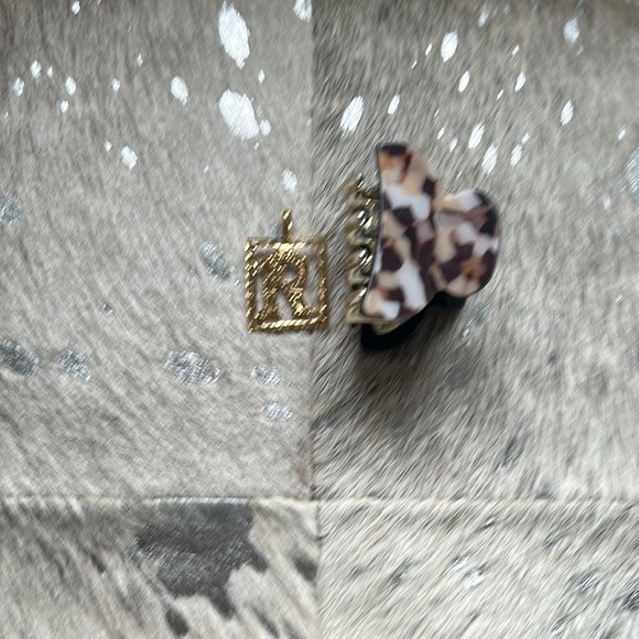 14k Gold R Pendant - Picture 3 of 3